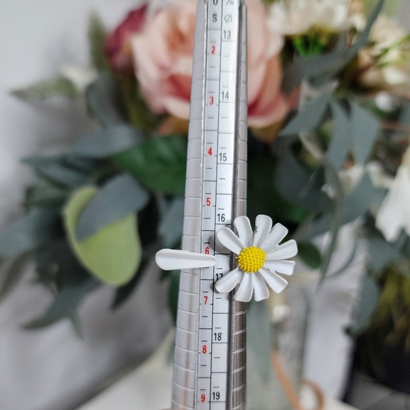 🔥White and Gold Daisy Open Ring - Picture 3 of 4